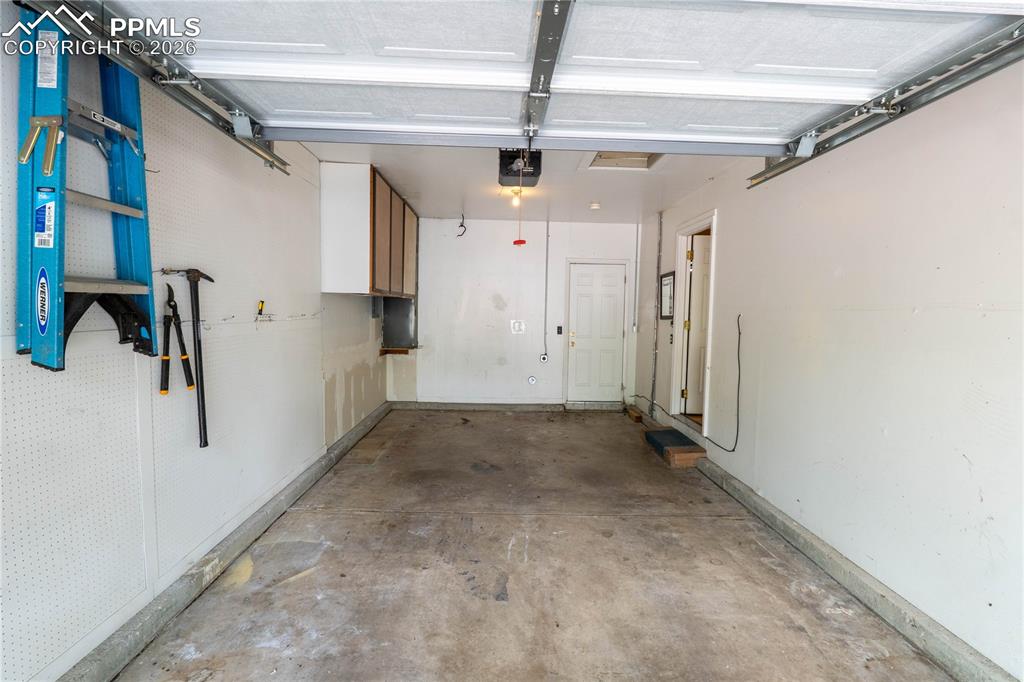 Image 34 of 36: Garage