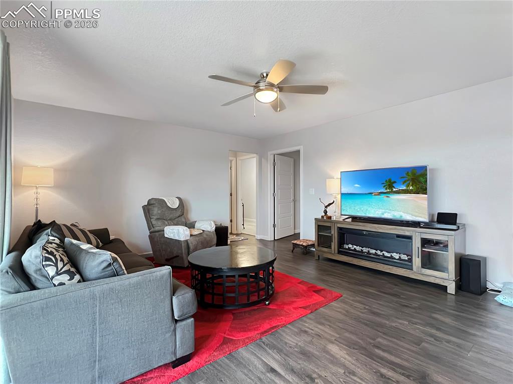 Image 14 of 41: Living Room