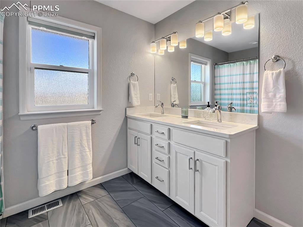 Image 20 of 41: Bathroom