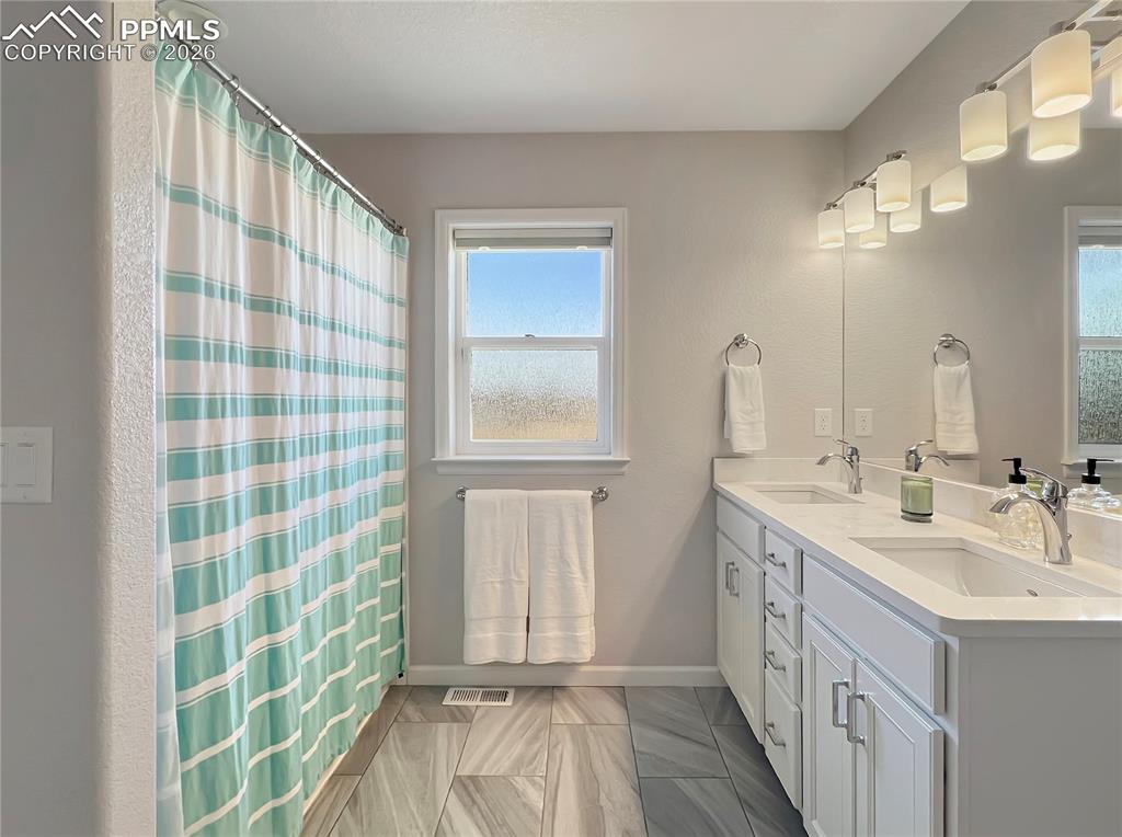 Image 21 of 41: Bathroom