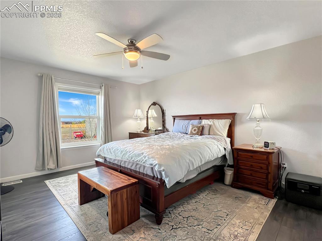 Image 23 of 41: Bedroom