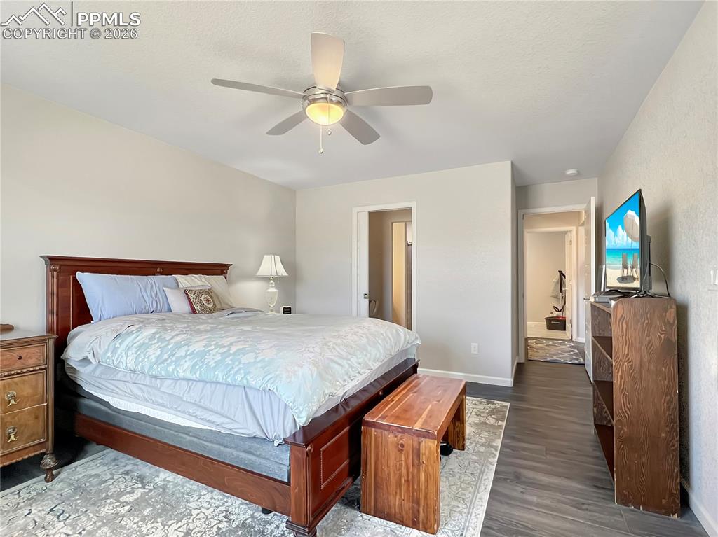 Image 25 of 41: Bedroom