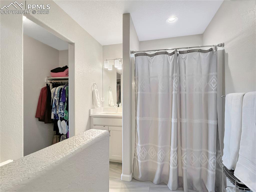 Image 27 of 41: Bathroom