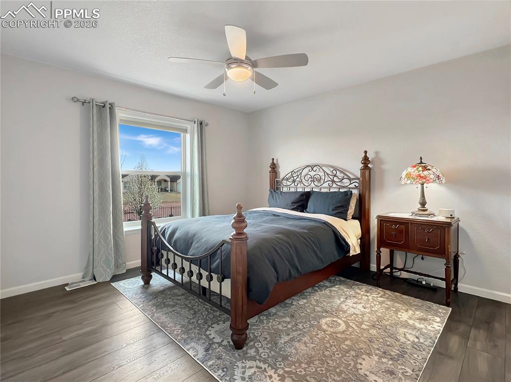 Image 28 of 41: Bedroom