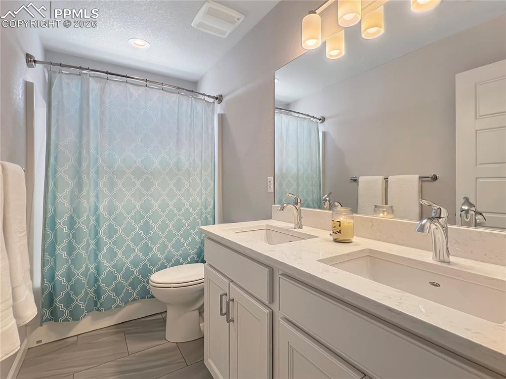 Image 30 of 41: Bathroom