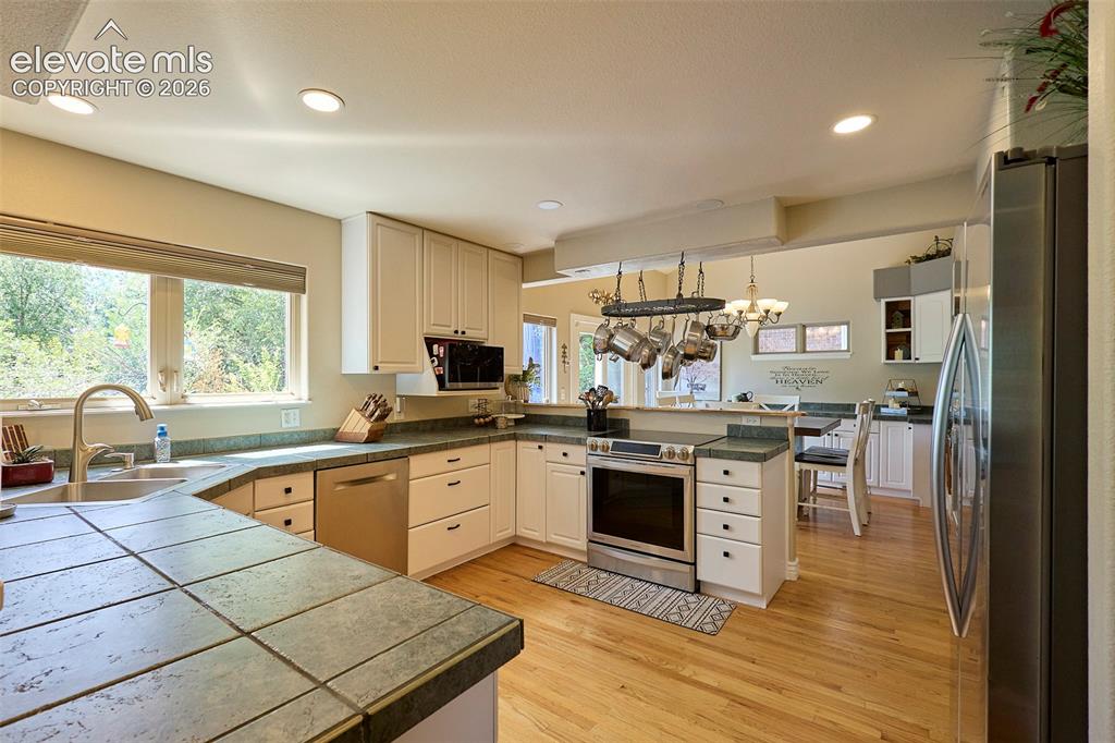 Image 10 of 50: Kitchen