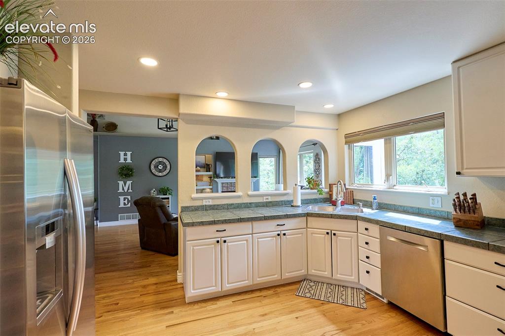 Image 11 of 50: Kitchen