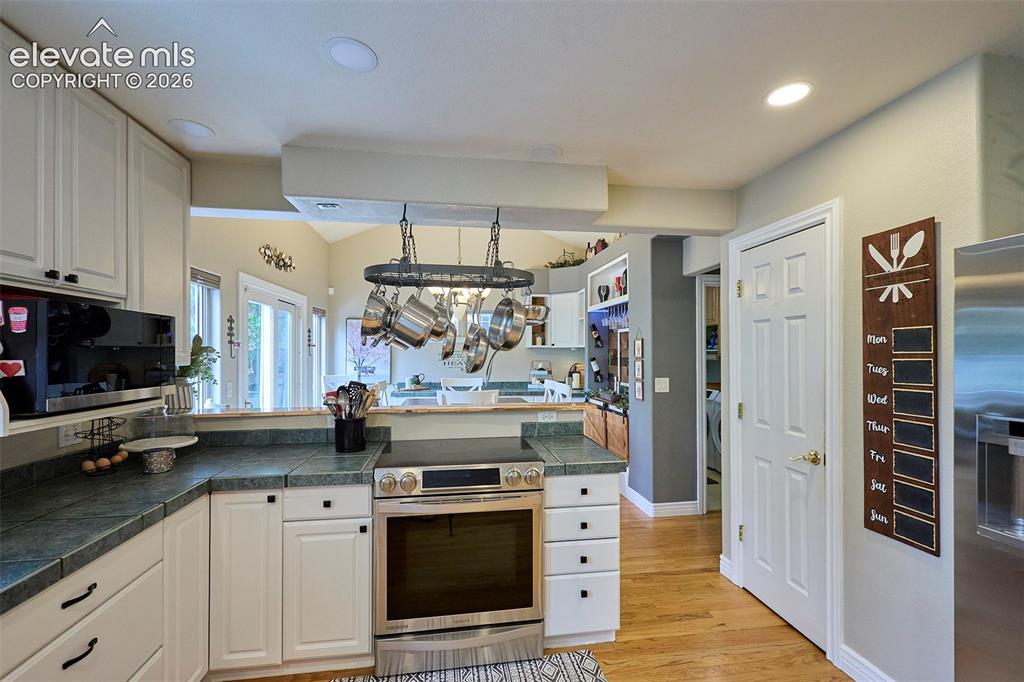 Image 12 of 50: Kitchen