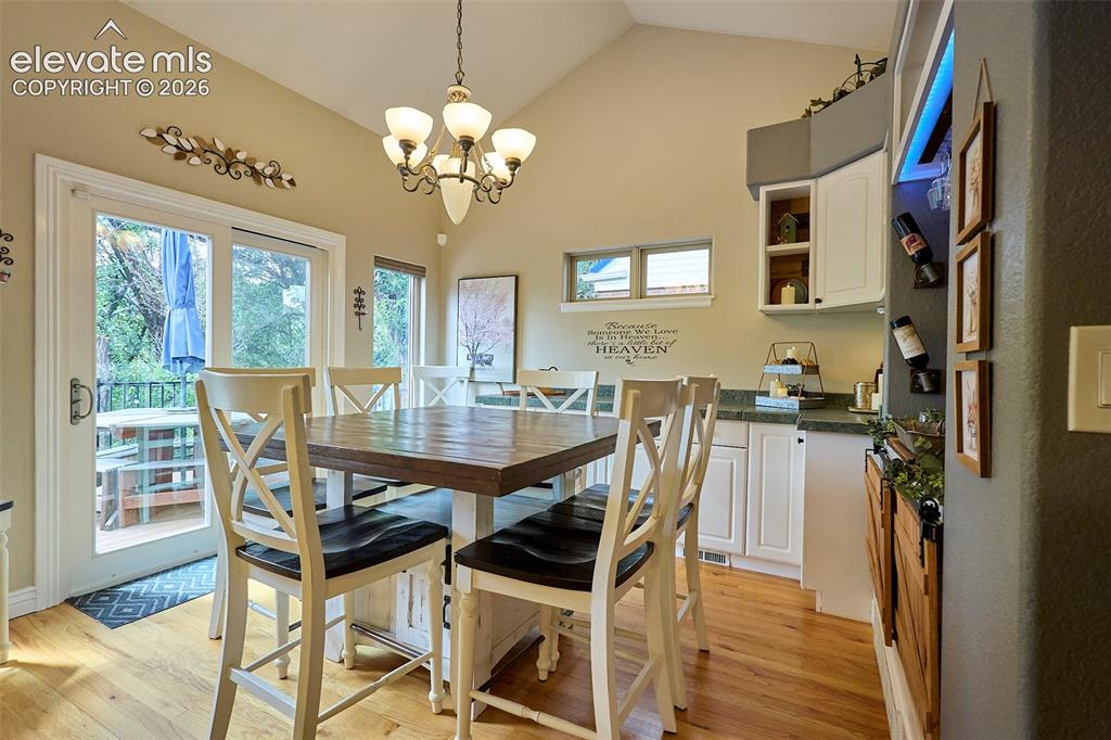 Image 13 of 50: Dining Area