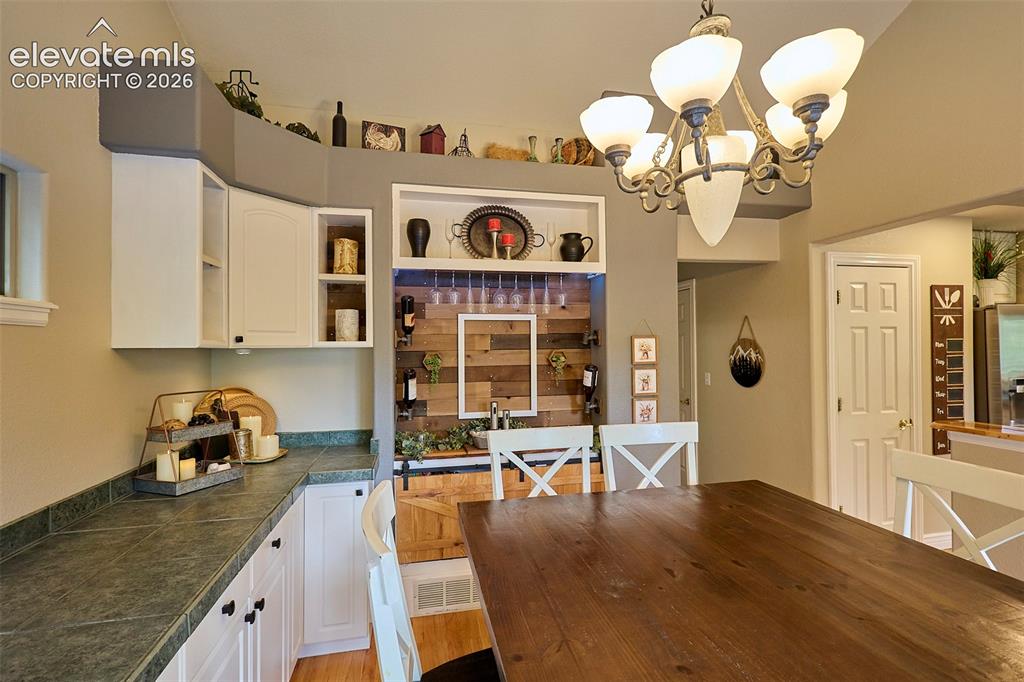 Image 14 of 50: Dining Area