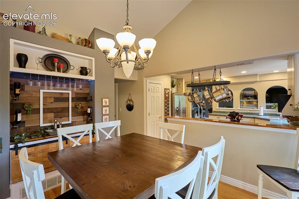 Image 15 of 50: Dining Area