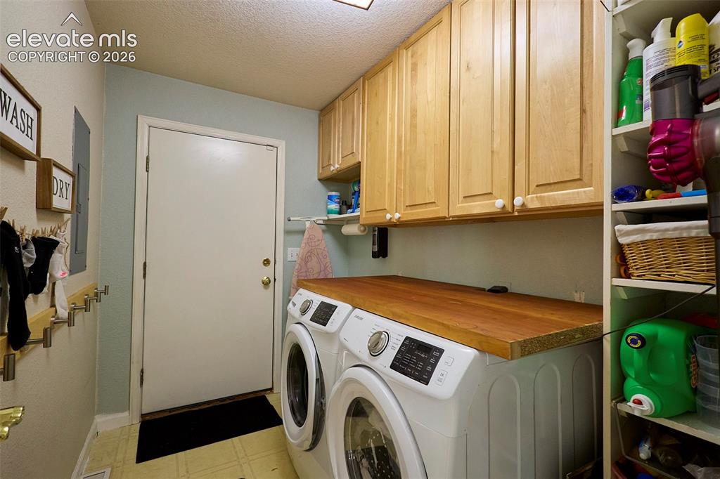 Image 16 of 50: Laundry