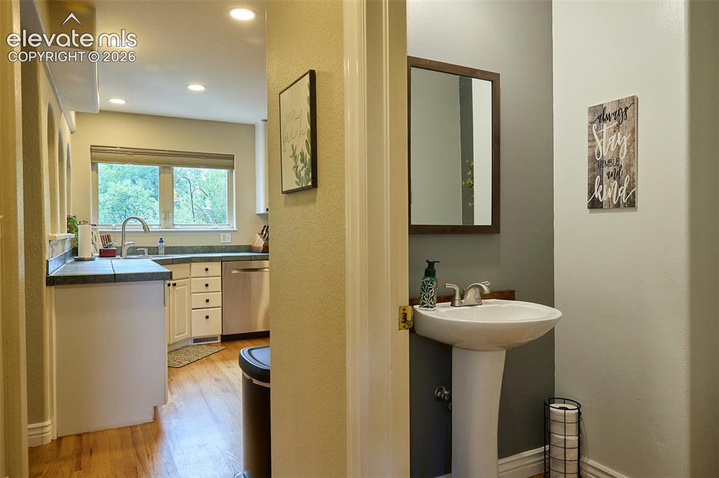 Image 8 of 50: Bathroom