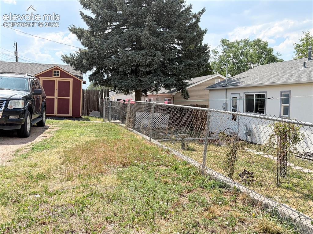 Image 16 of 17: Yard