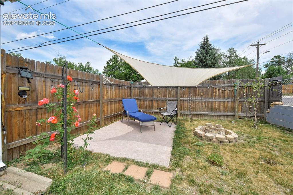 Image 18 of 21: Yard