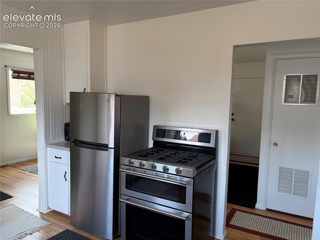Image 5 of 17: Kitchen