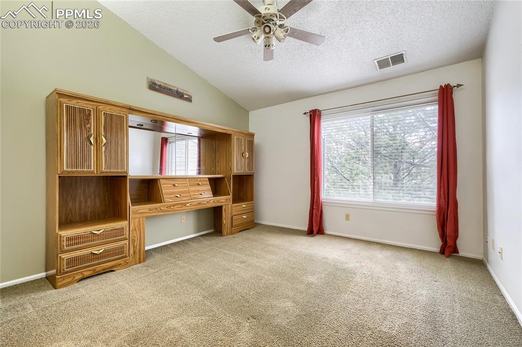 Image 10 of 11: Bedroom