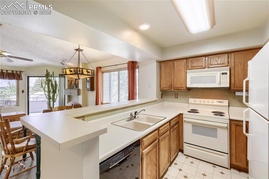 Image 11 of 11: Kitchen