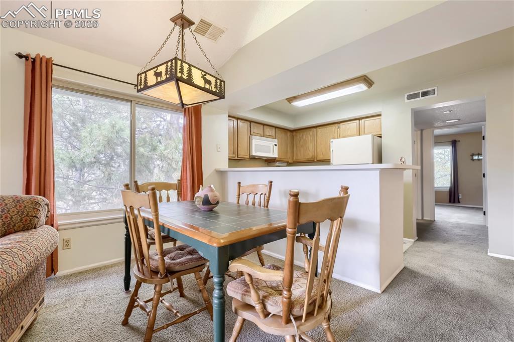 Image 6 of 11: Dining Area