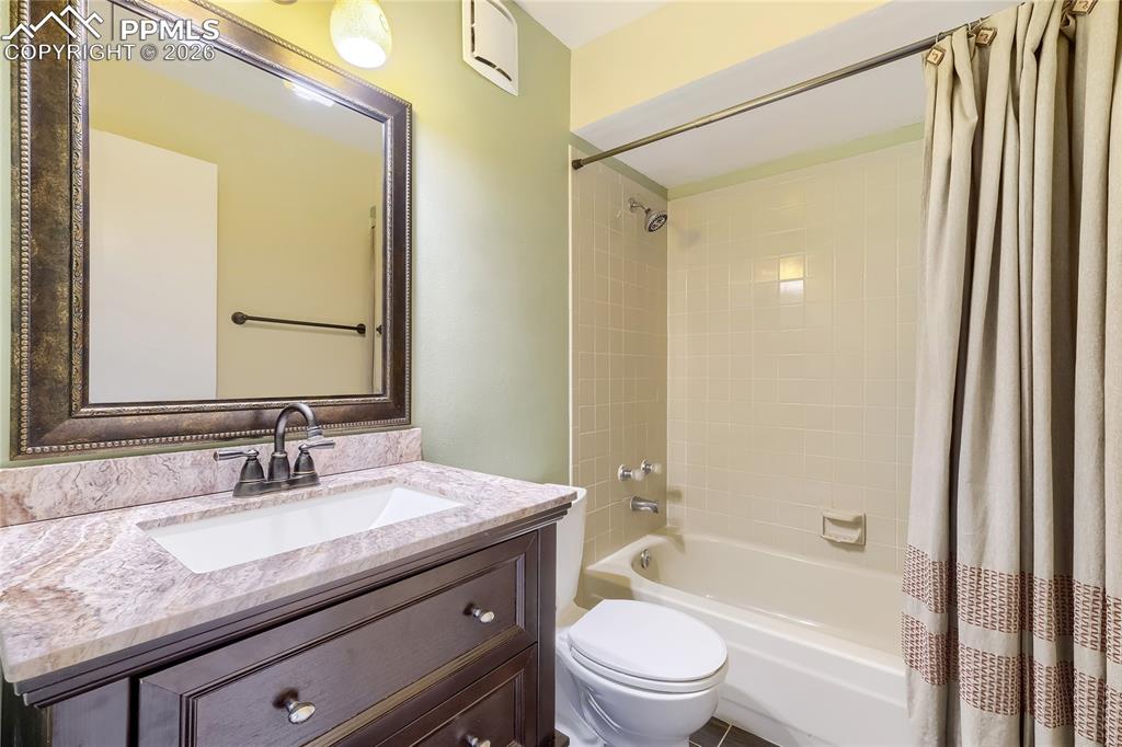 Image 7 of 11: Bathroom