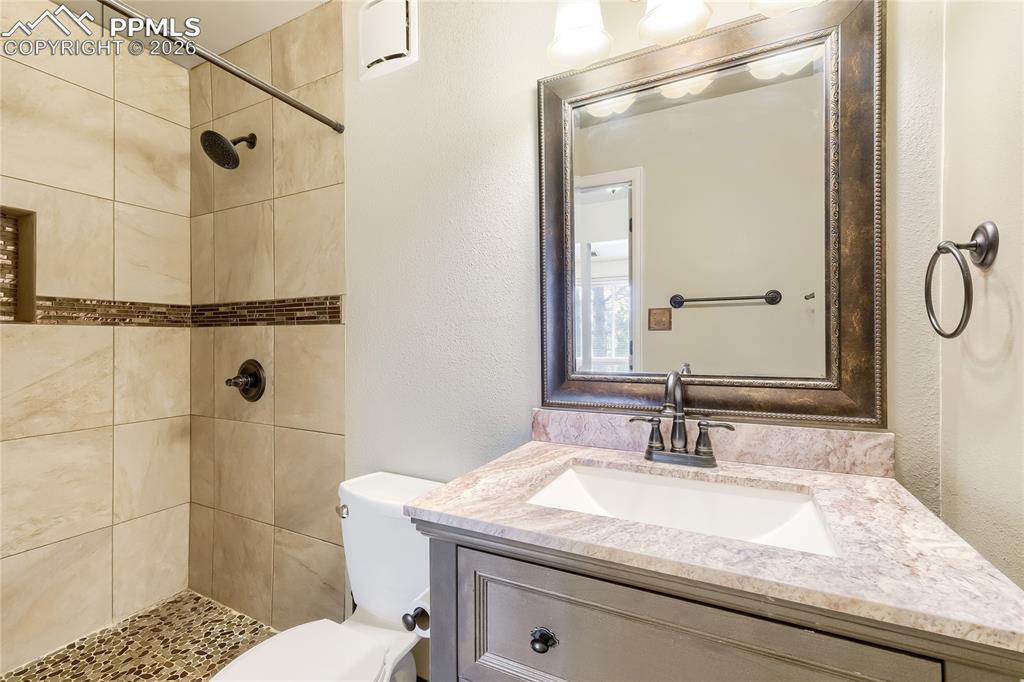 Image 9 of 11: Bathroom