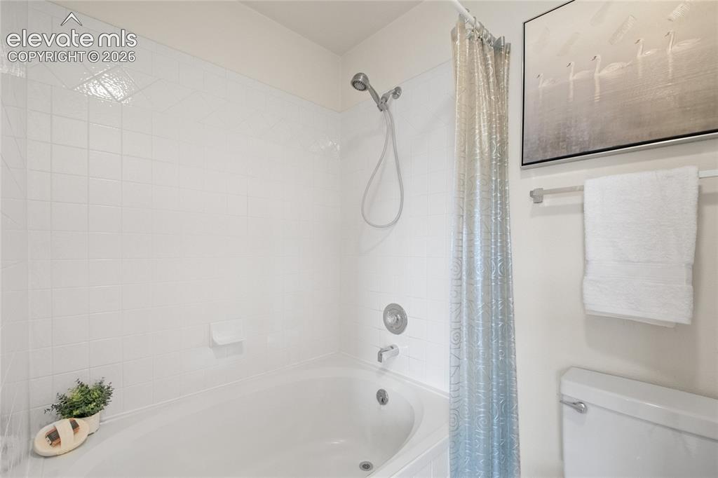 Image 19 of 40: Bathroom