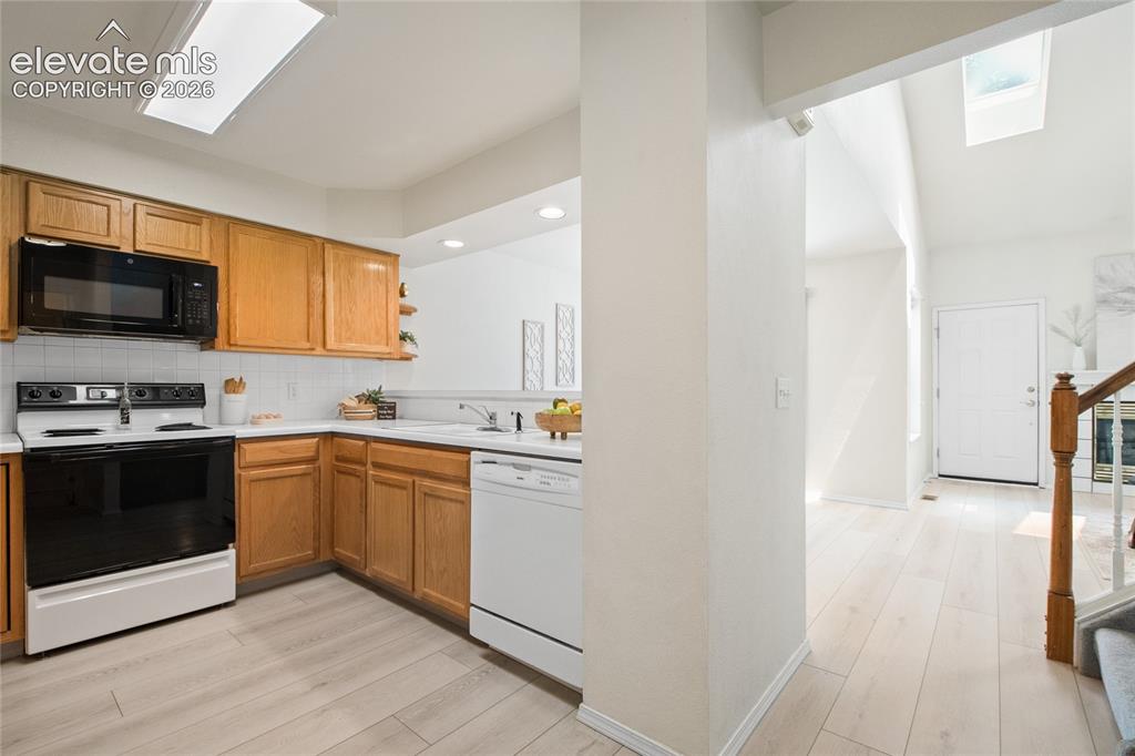 Image 9 of 40: Kitchen