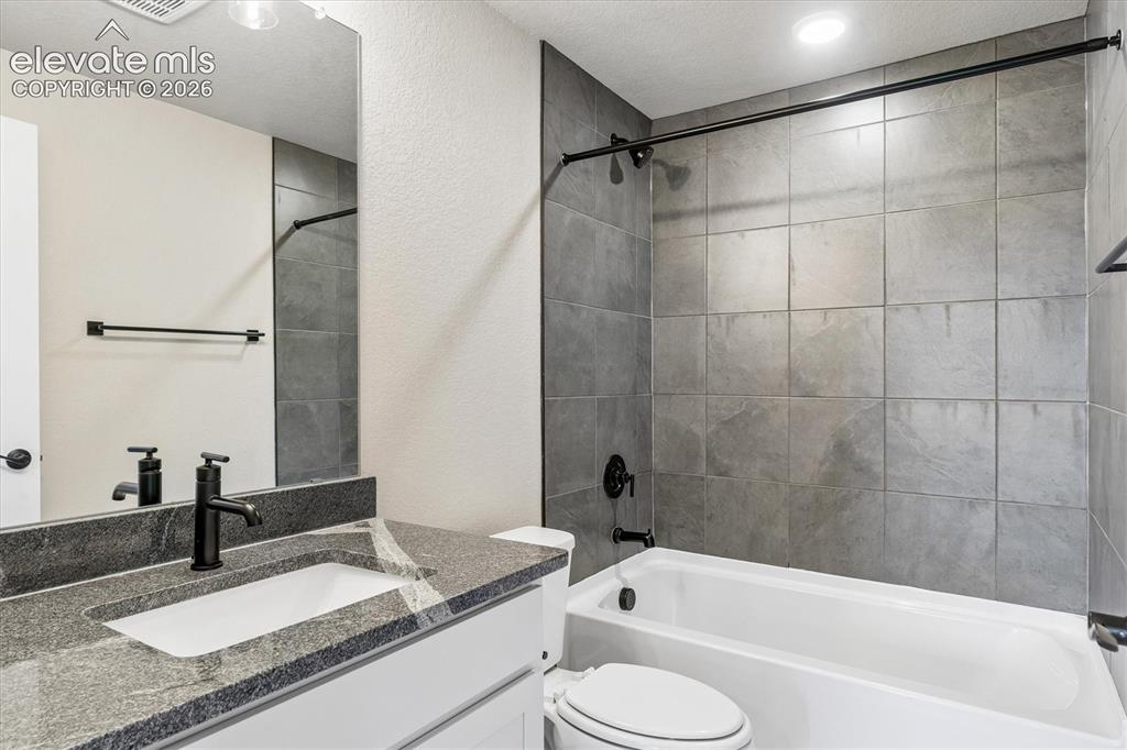 Image 17 of 23: Bathroom