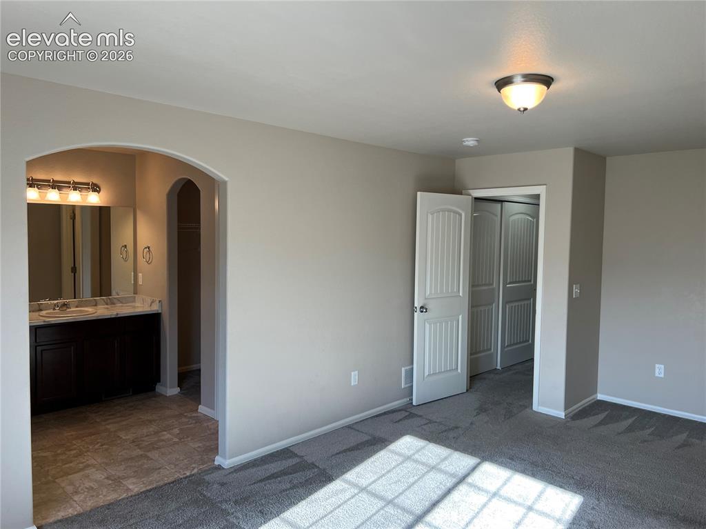 Image 19 of 27: Bedroom