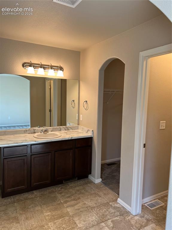 Image 25 of 27: Bathroom