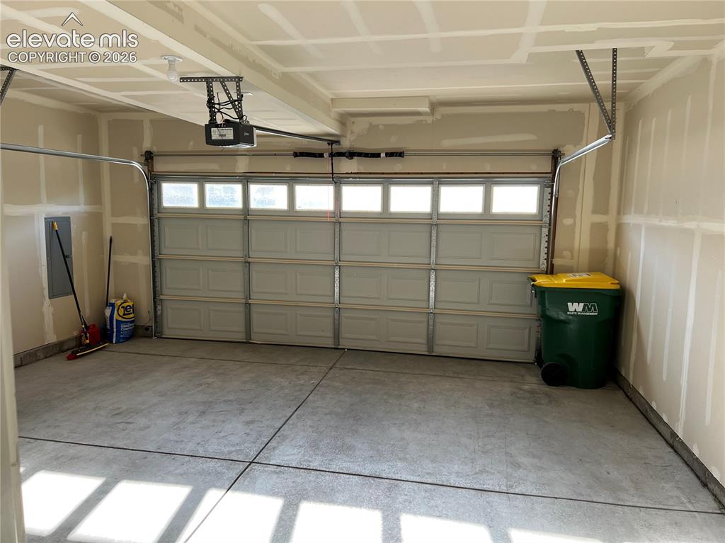 Image 26 of 27: Garage