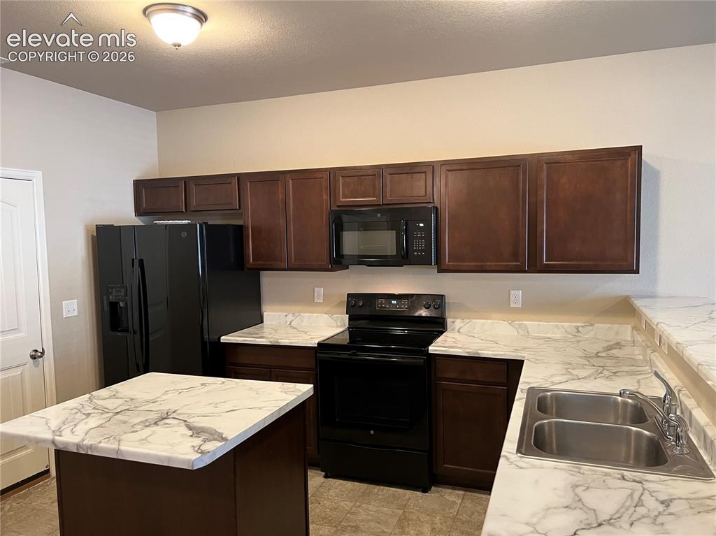 Image 9 of 27: Kitchen