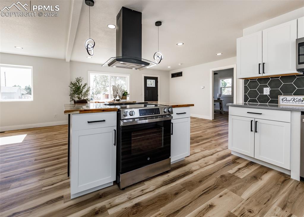 Image 10 of 35: Kitchen