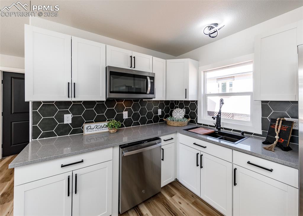 Image 11 of 35: Kitchen