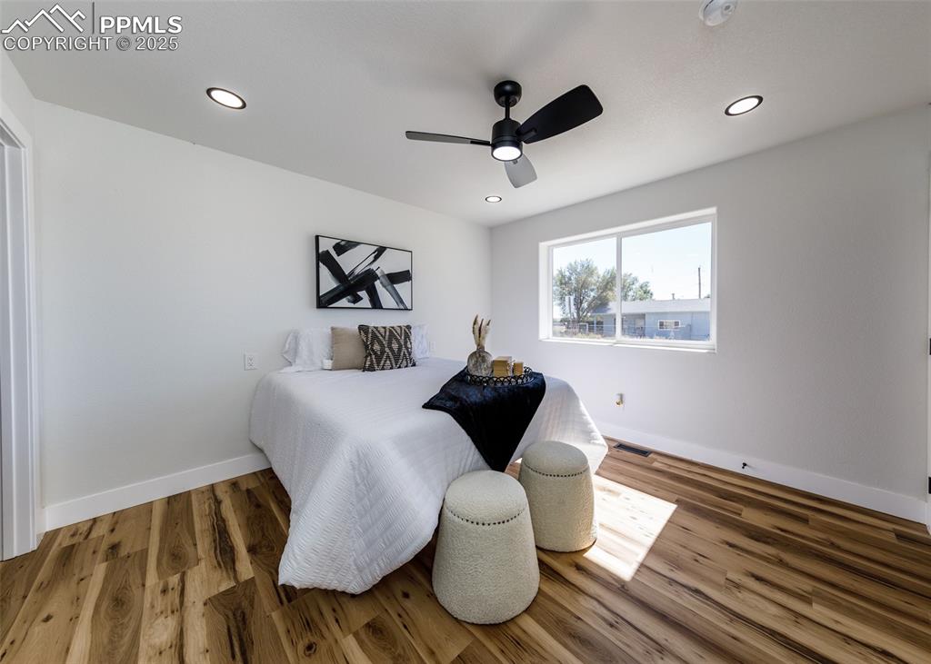 Image 16 of 35: Bedroom