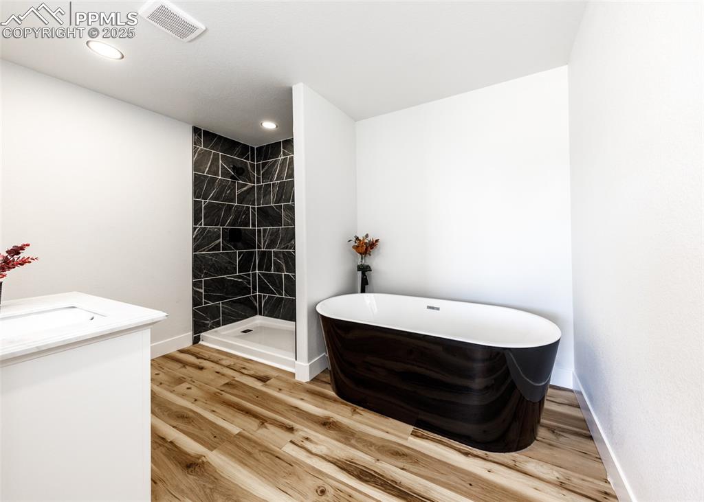 Image 17 of 35: Bathroom