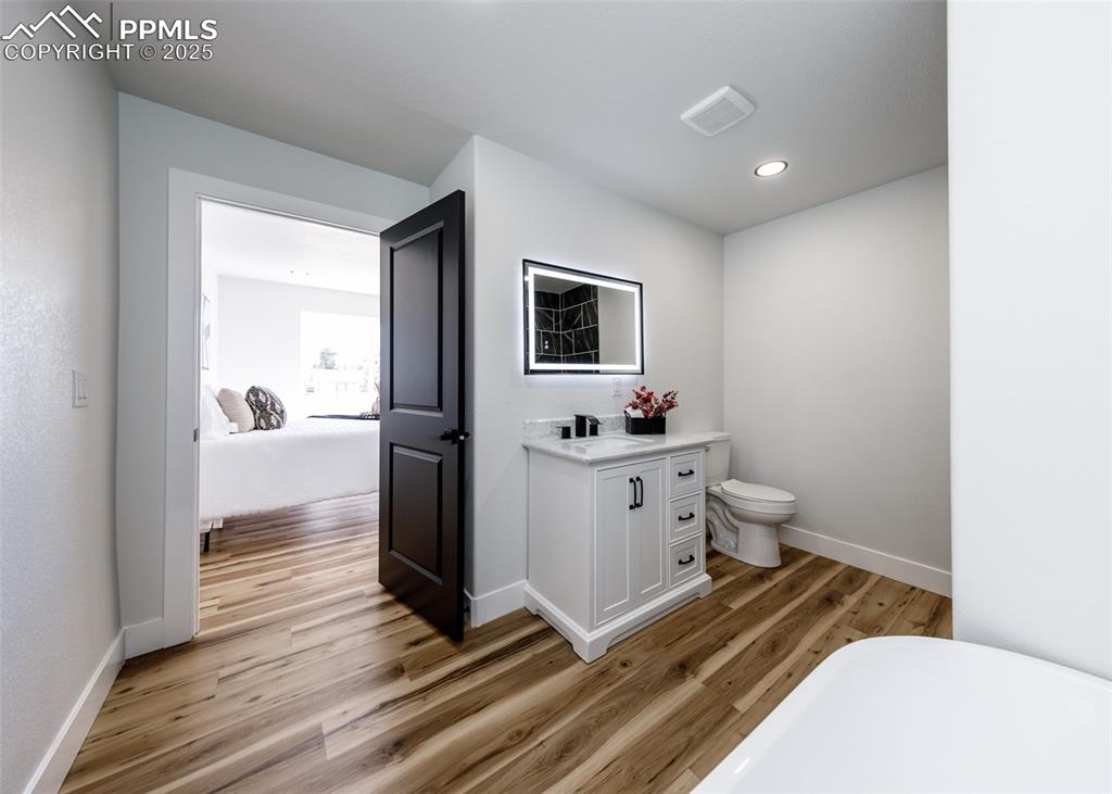 Image 19 of 35: Bathroom