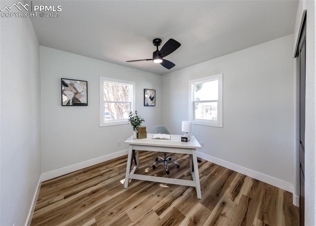 Image 21 of 35: Office