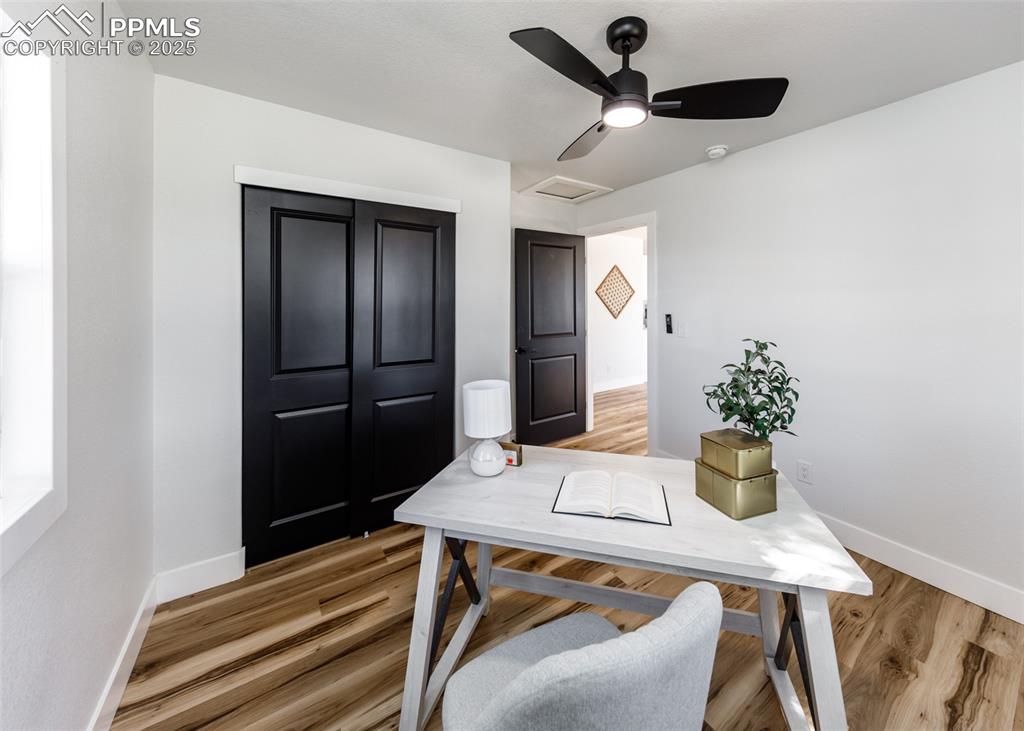 Image 22 of 35: Office