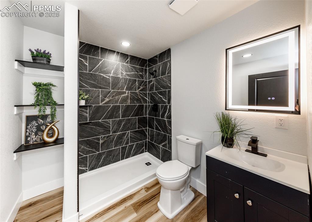 Image 25 of 35: Bathroom