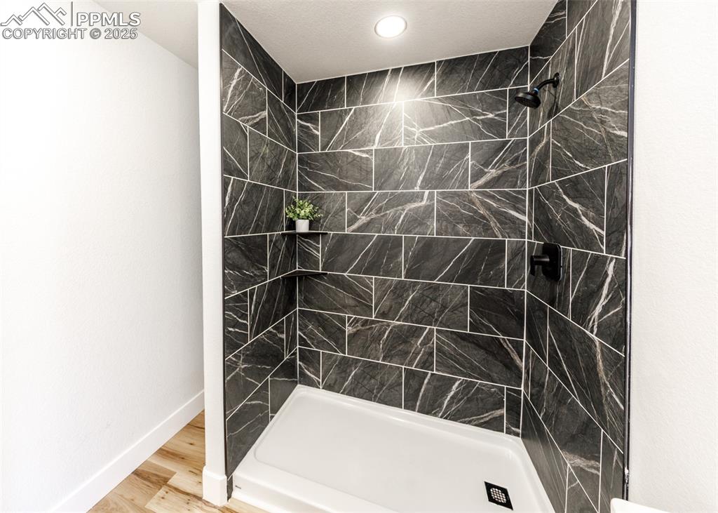 Image 26 of 35: Bathroom