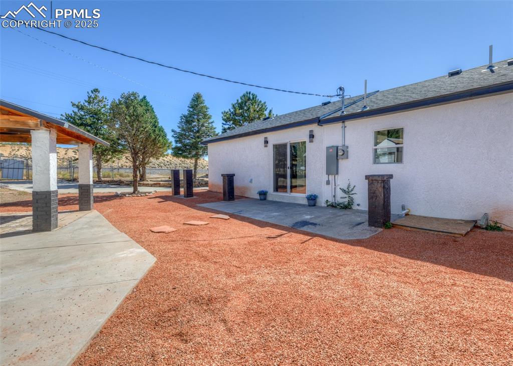 Image 29 of 35: Yard