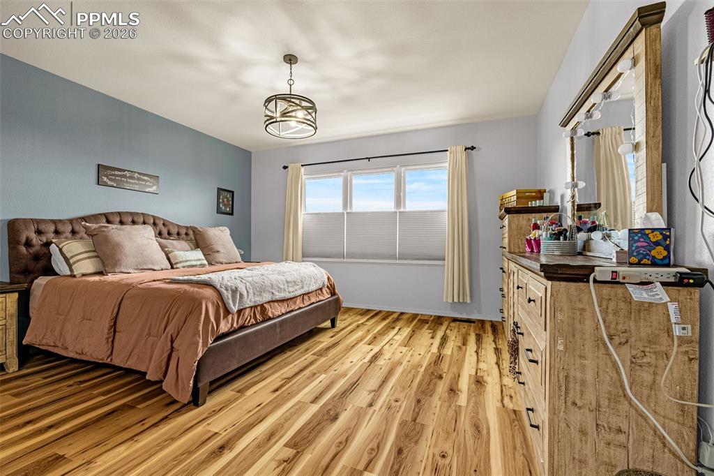 Image 14 of 44: Bedroom