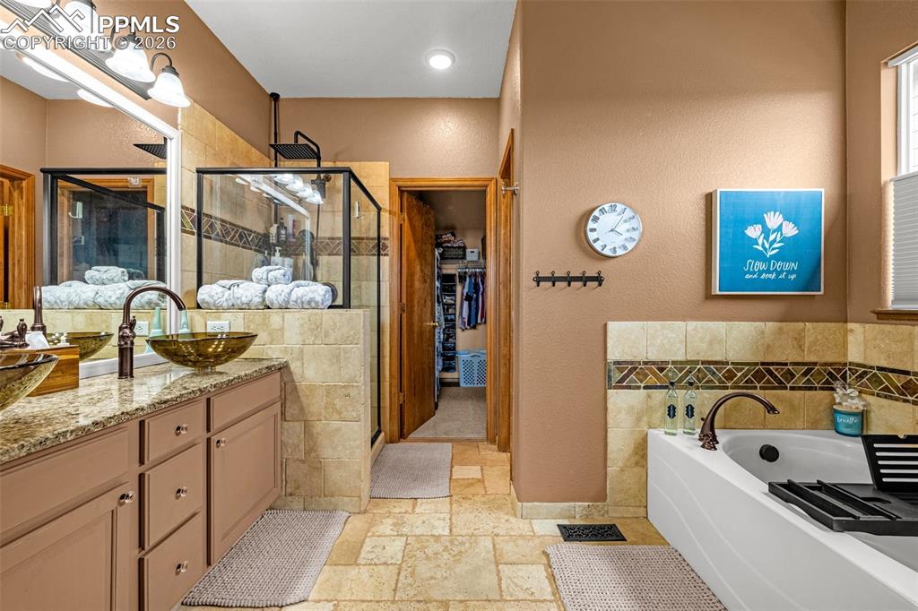 Image 17 of 44: Bathroom