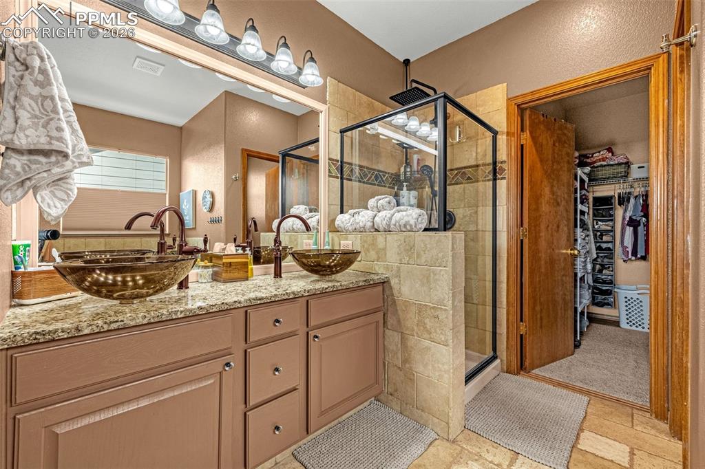 Image 18 of 44: Bathroom