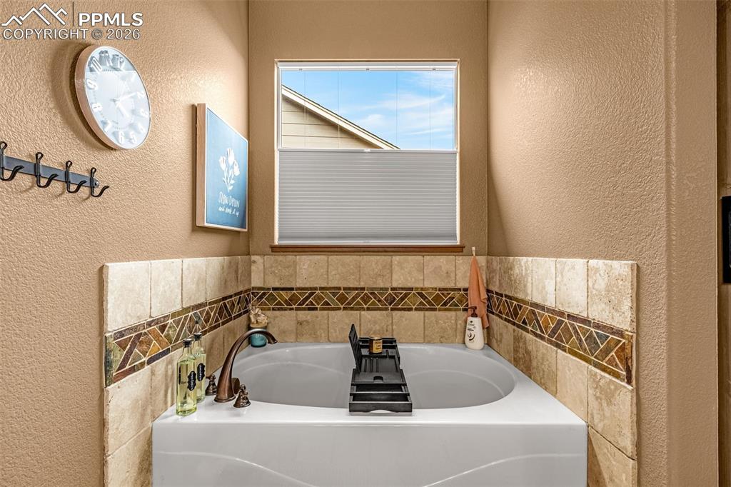 Image 19 of 44: Bathroom