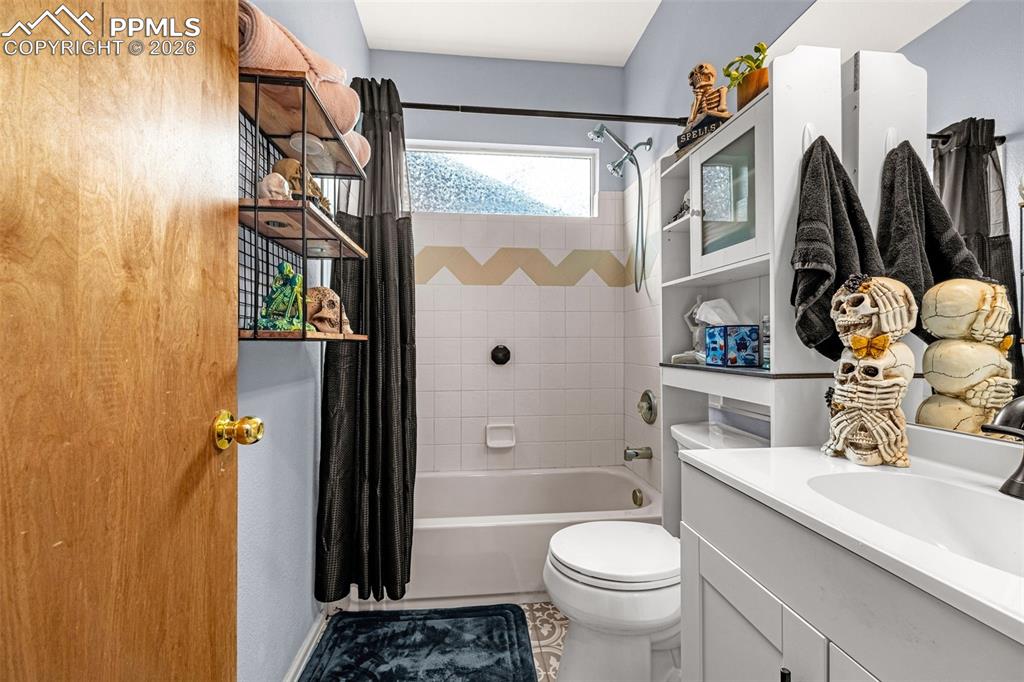 Image 21 of 44: Bathroom