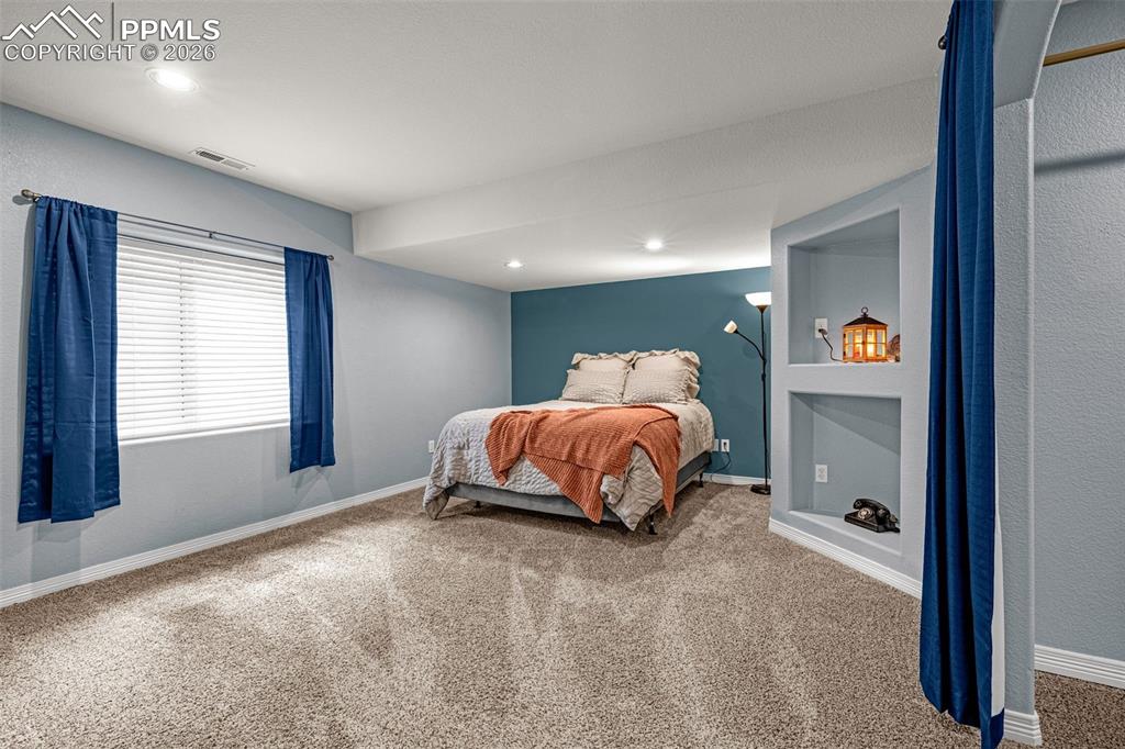 Image 26 of 44: Bedroom