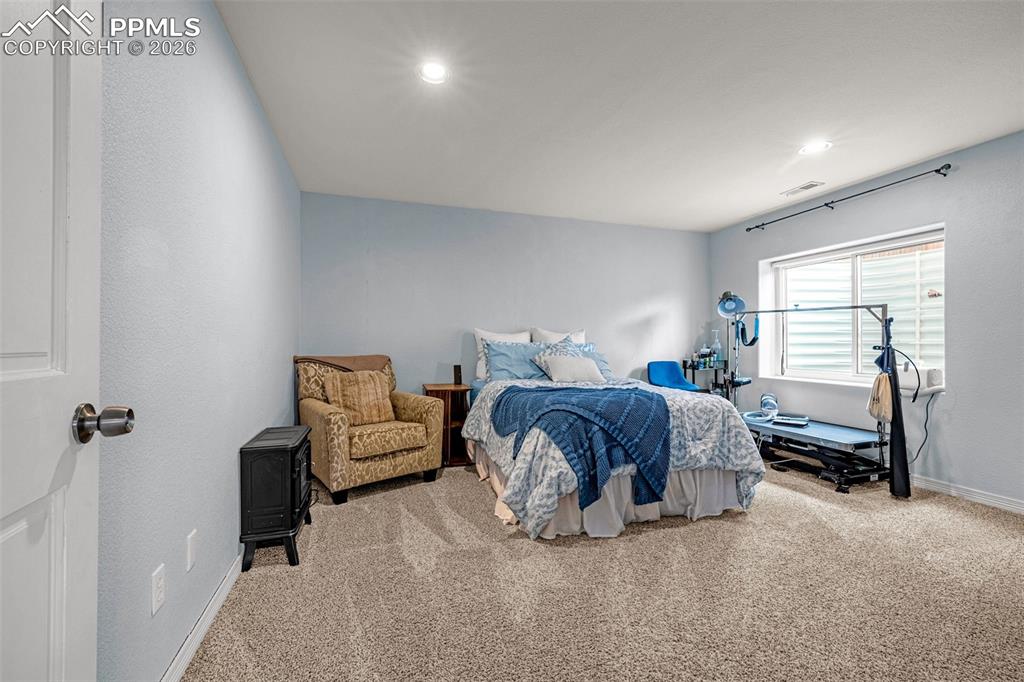 Image 28 of 44: Bedroom