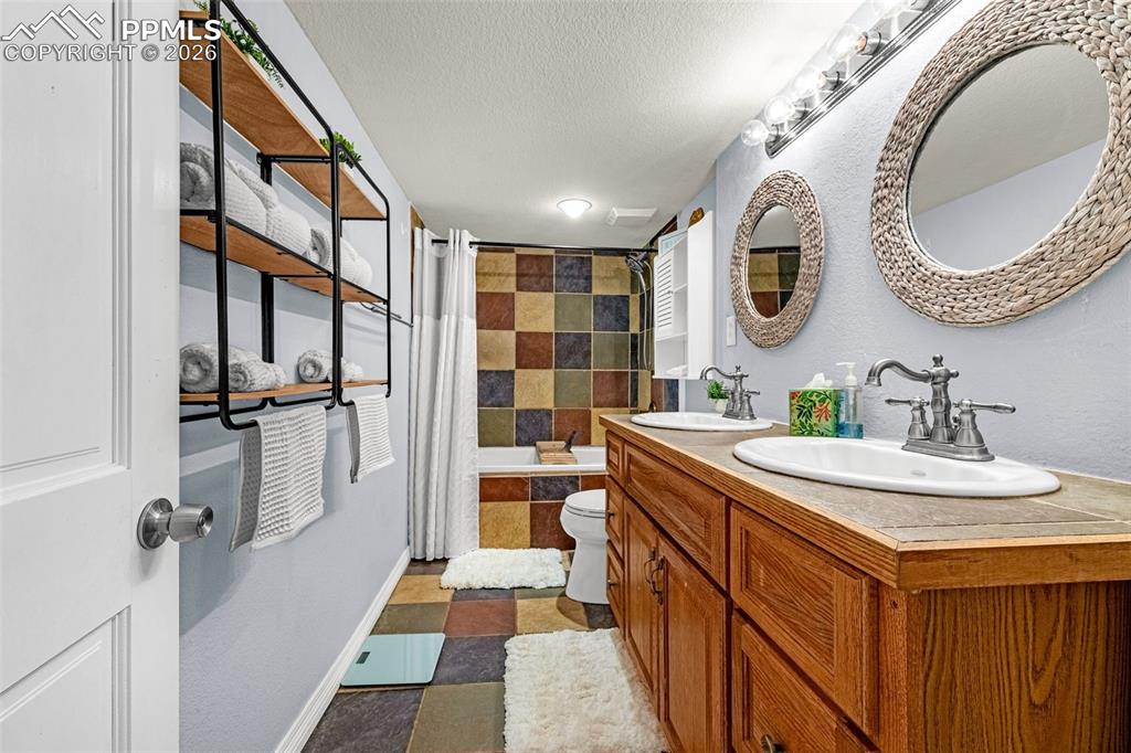 Image 29 of 44: Bathroom